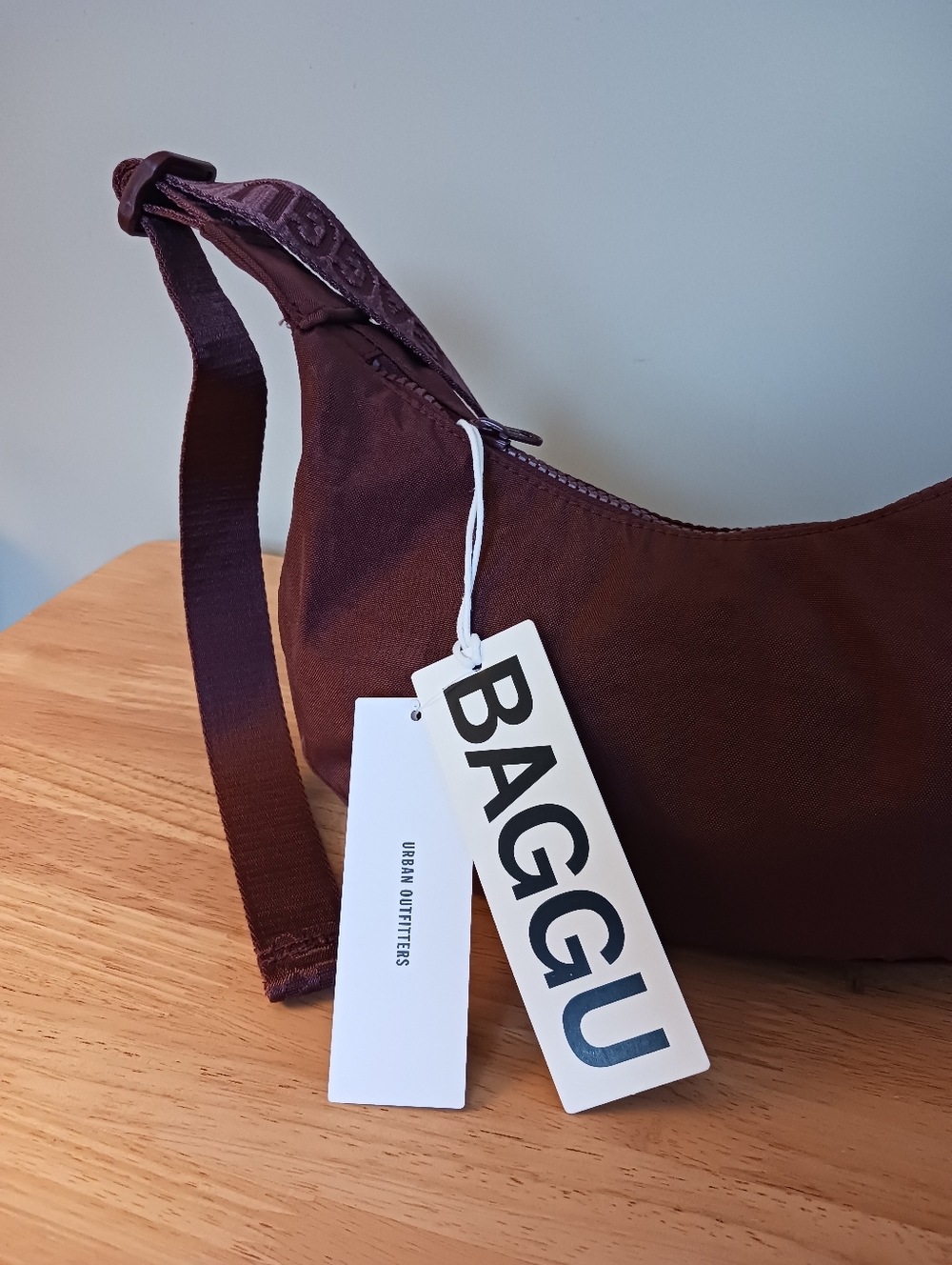NWT BAGGU Small Mahogany Crescent Bag - Picture 6 of 10